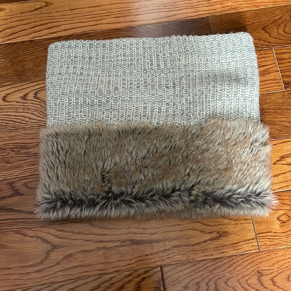 Roots reversible scarf